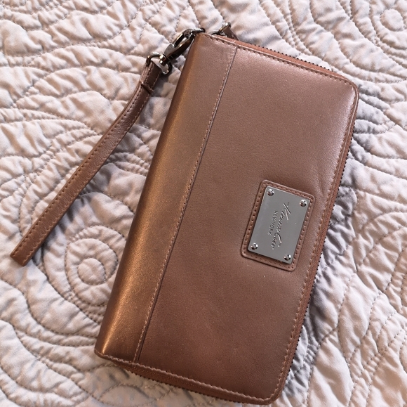 Kenneth Cole wristlet wallet - Picture 1 of 1